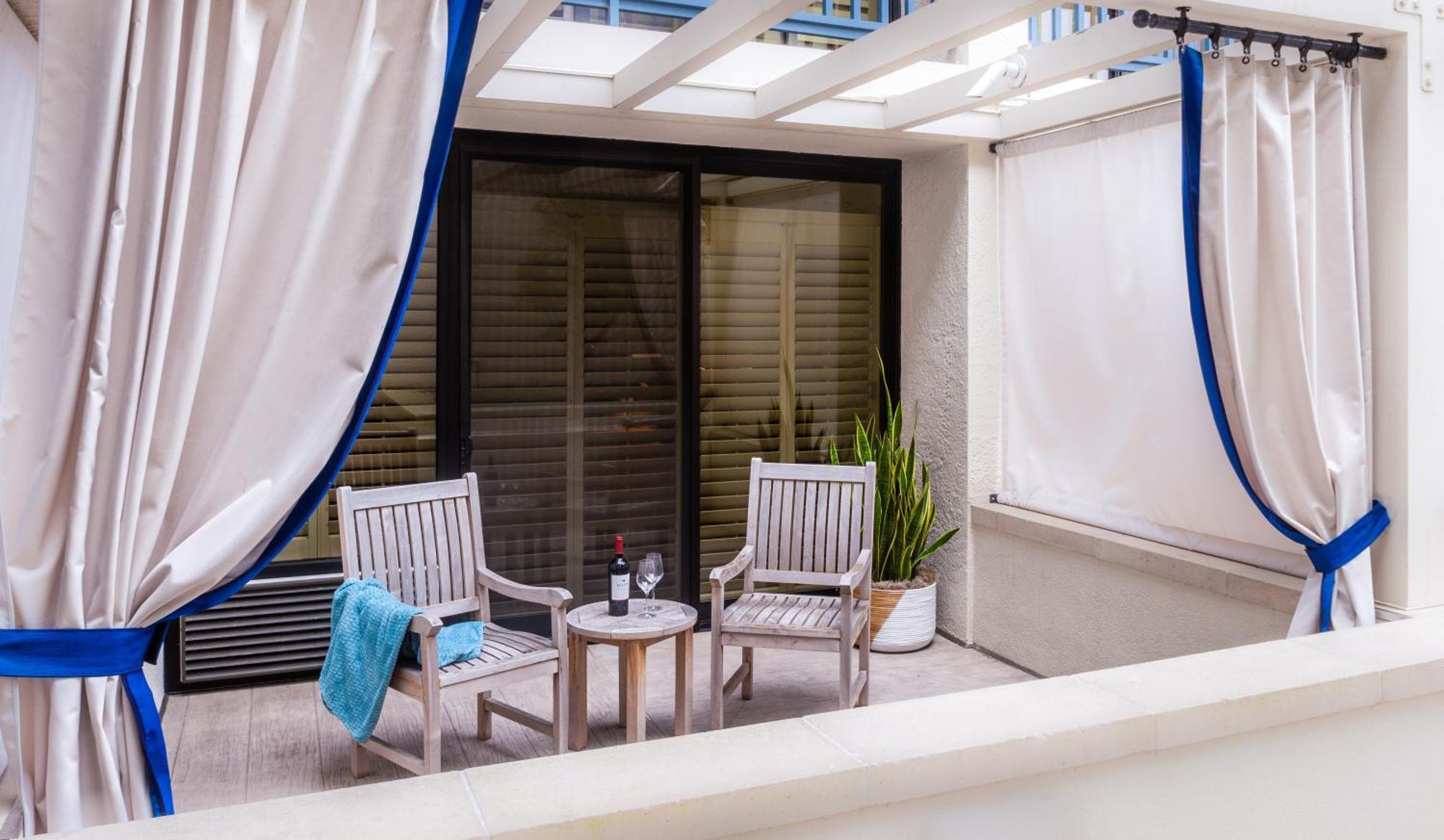 Two Queen Beds Courtyard View